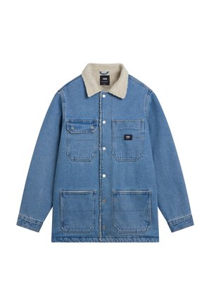 Blaue Jeansjacke mit vier Fronttaschen, weißen Druckknöpfen und einem beigen Sherpa-Kragen, gebrandet mit Vans-Labels am Kragen und an der Brusttasche.