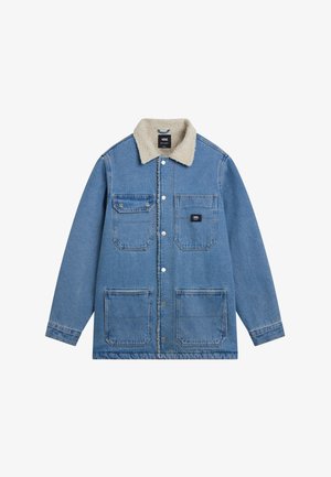 Blauwe spijkerjas met vier voorzakken, witte drukknopen en een beige sherpa-kraag, gebrandmerkt met Vans-labels op de kraag en borstzak.