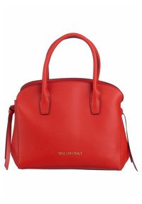 Röd läderhandväska med rundad design, dubbla handtag och avtagbar rem. Har en guld "VALENTINO"-logotyp på framsidan.