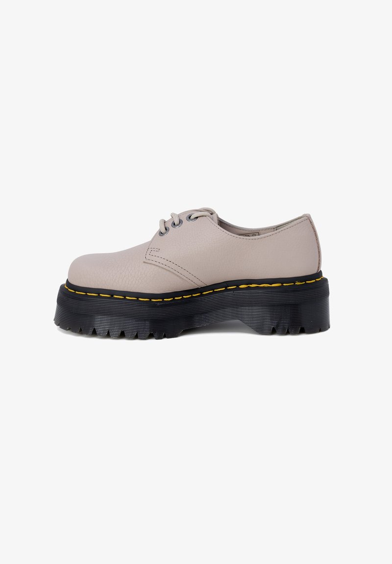 Beige Leder Schnürschuh mit strukturiertem Obermaterial, schwarzem klobigem Absatz und gelben Nähten entlang der Kante. Verfügt über zwei Ösen für die Schnürsenkel.