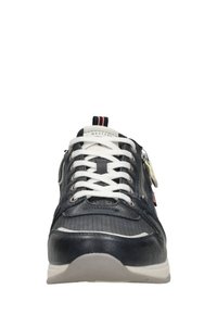 Zapatilla de cuero marina con cordones blancos y detalles perforados; cuenta con un cierre lateral y un acento rojo y blanco en la parte posterior.