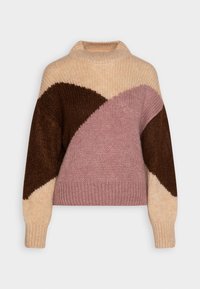 Pull en grosse maille avec col montant, présentant des blocs de couleur beige, marron foncé et mauve en motifs diagonaux.