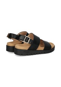 Zwarte leren sandalen met een gespsluiting rond de enkel, beige voetbed en gestructureerde zwarte zool. Heeft twee brede banden aan de voorkant.
