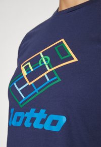 Mørkeblå t-skjorte med et trykt design som viser geometriske former i grønn, blå og oransje, sammen med "lotto"-logoen i blå.