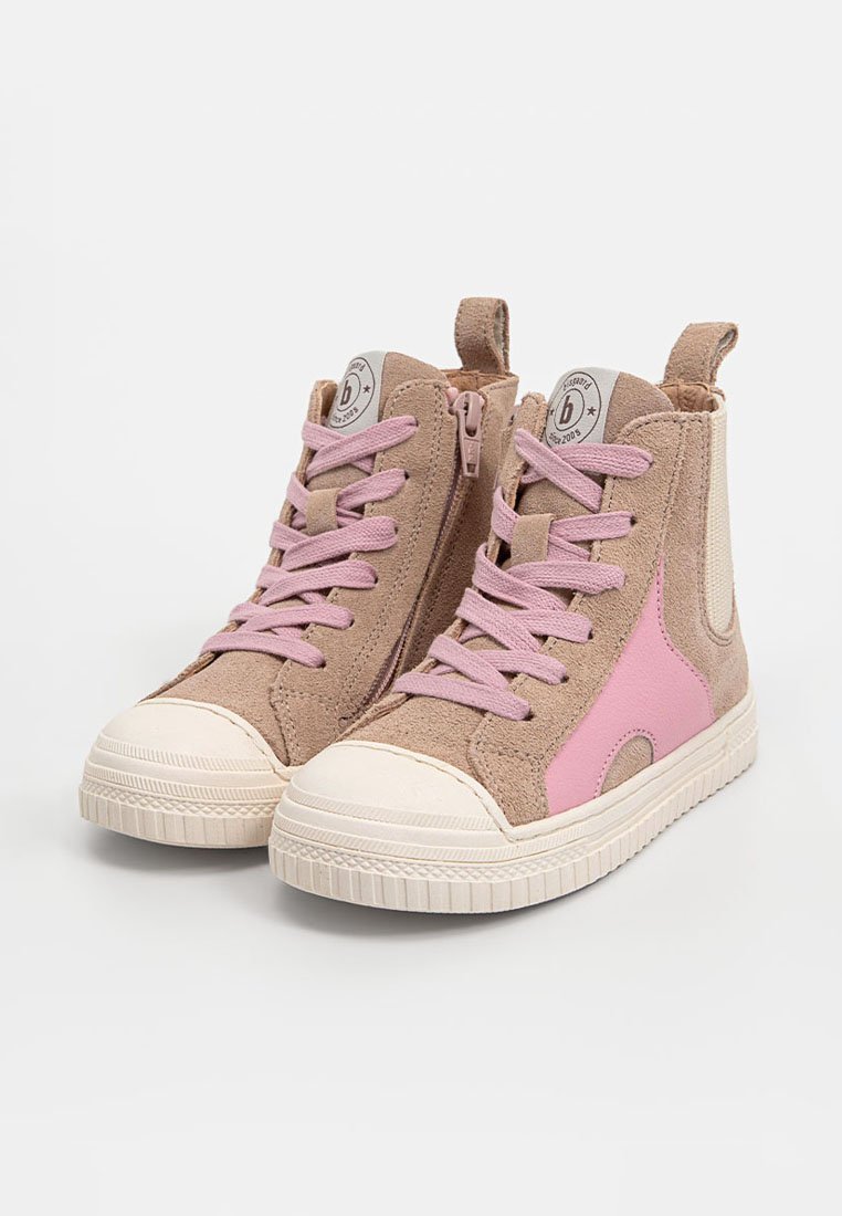 High-Top-Sneaker mit einem oberen Material aus beigem Wildleder, rosa Leder-Akzenten, rosa Schnürsenkeln und einer weißen Gummikappe sowie -sohle. Reißverschluss-Detail an der Seite.