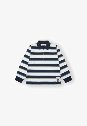 Camisa polo de manga larga a rayas en azul marino y blanco, con cuello, tapeta de tres botones y un pequeño parche gráfico en la parte inferior.