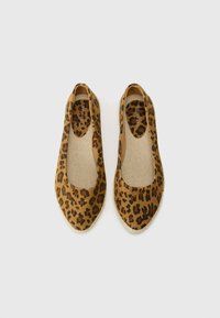 Leopardenmuster-Ballen Schuhe mit einer gerundeten Zehe, aus beigem Canvas-Material und einer strukturierten, tanfarbenen Sohle. Verfügt über ein weiches, naturfarbenes Innenfutter.