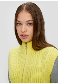 Strickweste mit hohem Kragen in leuchtendem Gelb und Grau. Verfügt über einen durchgehenden Reißverschluss und ein strukturiertes Gewebe, das ein geschichtetes Erscheinungsbild bietet.