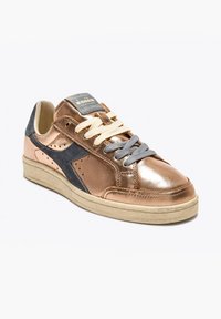 Sneaker in pelle ramata con dettagli in suede grigio, lacci crema e grigi, particolari perforati e suola in gomma beige.