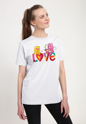 Hvidt bomulds T-shirt med farverige tegneserie-bjørne og ordet "Kærlighed" i fed, rød skrift, med livlige accenter omkring designet.
