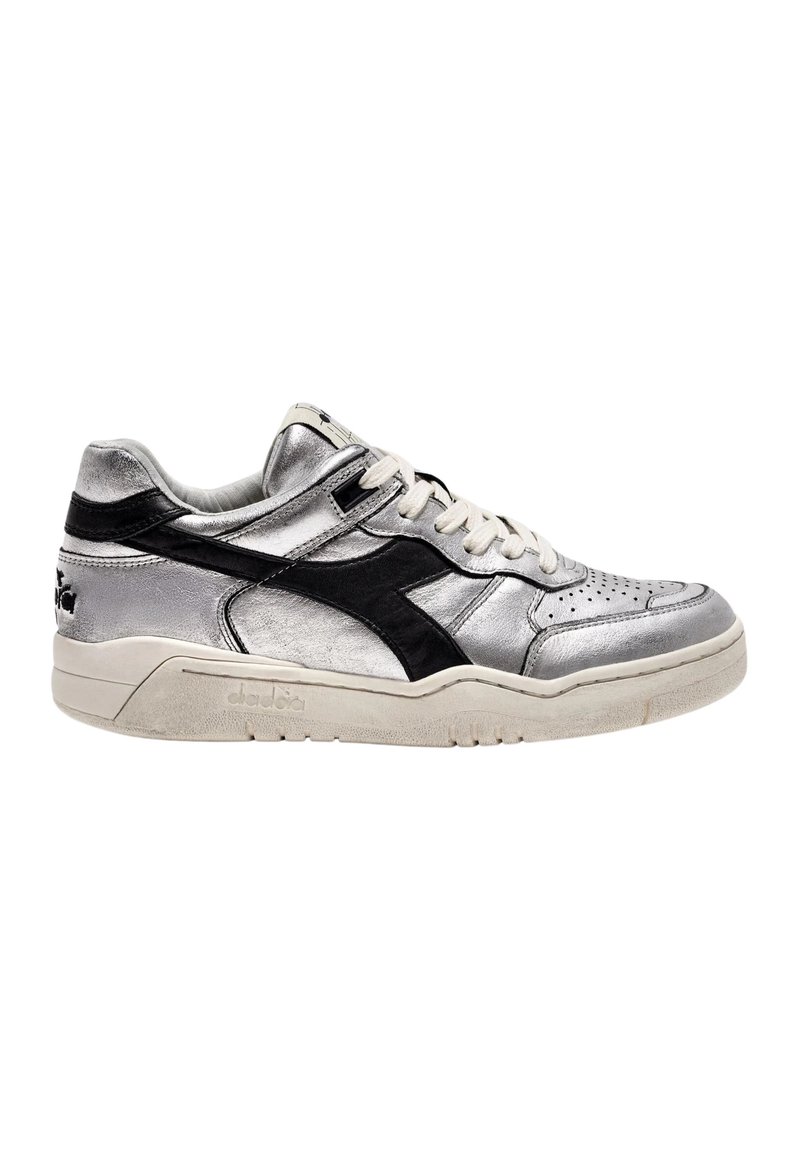 Sneakers metallici argento con accenti neri, punta perforata, lacci piatti, tomaia in pelle testurizzata e suola in gomma bianca.