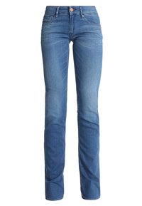 Jeans de mezclilla azul claro, de corte ajustado con un diseño de cinco bolsillos, talle medio y un ligero desgastado en las piernas.