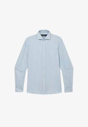 Chemise à manches longues bleu clair avec de fines rayures blanches verticales et un col classique, étalée à plat sur un fond blanc.