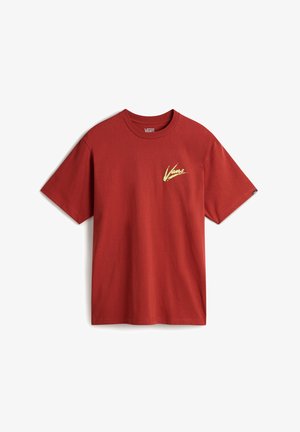 Camiseta de algodón roja con cuello redondo y mangas cortas. Logotipo amarillo de Vans impreso en el lado izquierdo del pecho.