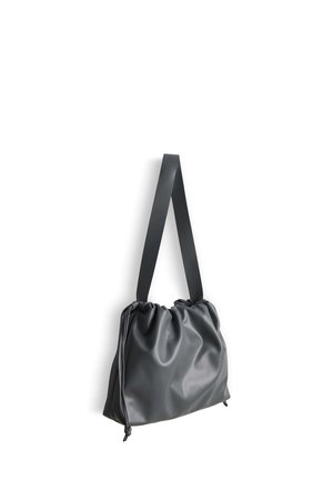 Graue Tasche aus Kunstleder mit gerafftem Design, verstellbaren Griffen und einer weichen, glatten Textur. Verfügt über Kordelzugverschlüsse an den Seiten.