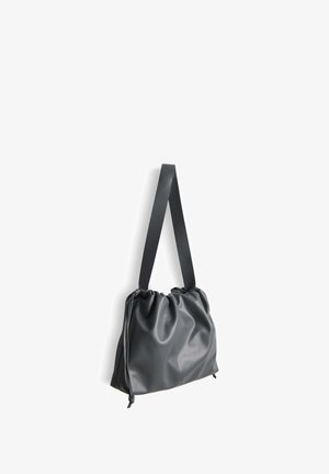 Sac en similicuir gris avec un design froncé, des poignées réglables et une texture douce et lisse. Doté de fermetures à cordon sur les côtés.