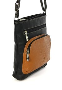 Zwarte leren crossbodytas met twee ritsvakken en een voorvak in bruin leer, voorzien van zilverkleurige hardware en contrasterende stikaccenten.