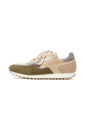Baskets beige et vert avec un mélange de matériaux en daim et en maille. Présentent une semelle extérieure texturée, un design à lacets et des accents gris au niveau du talon.