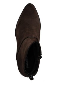 Botas de tobillo de ante marrón con punta afilada, cremallera lateral y un acabado texturizado, que presentan una suela plana y un diseño minimalista.