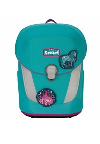 Mochila en color azul verdoso con acentos grises, que presenta un cierre central, parches decorativos de un caballo y un castillo, y una forma redondeada.