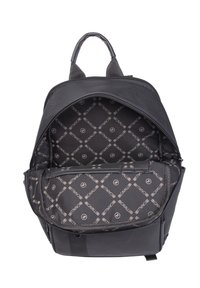 Zaino nero realizzato in materiale resistente, con apertura a zip e una fodera con motivo. Include una tasca interna separata per l'organizzazione.