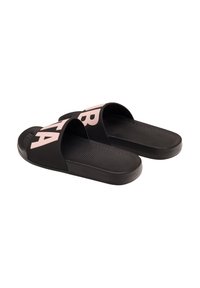 Czarne klapki wykonane z gumy, z teksturowaną podeszwą, z szerokim paskiem z odważnymi różowymi literami na górze.