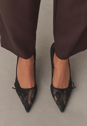 Next, REGULAR FIT - FOREVER COMFORT® LACE BOW COURT HEELS  . - Classic heels - black