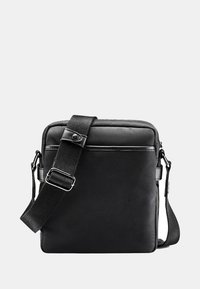 Černá crossbody taška vyrobená z odolné tkaniny s texturovaným povrchem, se zipovým uzávěrem a nastavitelného popruhem. Součástí je přední kapsa.