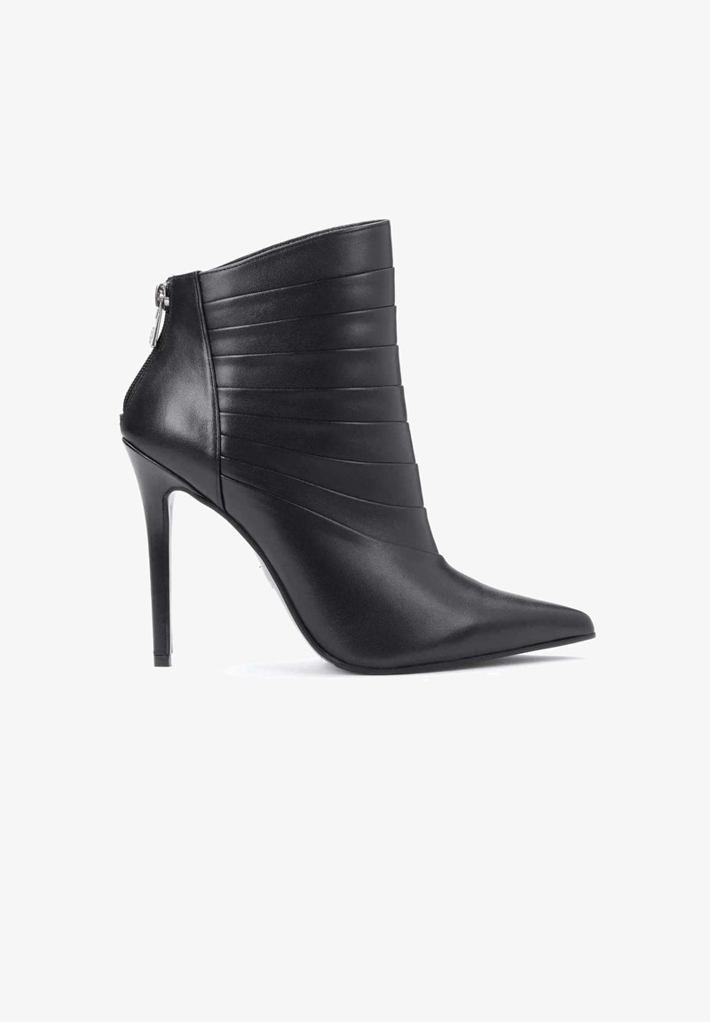 Svart läderankelstövel med spetsig tå och hög stilettklack. Har vertikala räfflade detaljer och en sidodragkedja för stängning.