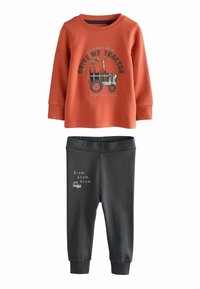 Unselected, brown orange