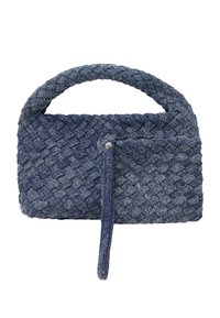 Blå flätad tyghandväska med en texturerad vävd design, ett rundat handtag och en frontdetalj med tryckknapp. Kompakt och strukturerad form.
