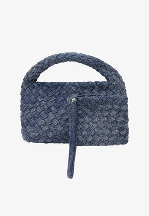 Blå flettet stofhåndtaske med et tekstureret vævet design, en rund håndtag og en frontlukning med trykknap. Kompakt og struktureret form.