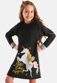 Schwarzes glitzerndes Kleid mit langen Ärmeln, silbernen Manschetten, das ein Einhorn-Motiv in Rosa und Weiß mit goldenen Akzenten und dem Text 'Mach heute magisch.' zeigt.