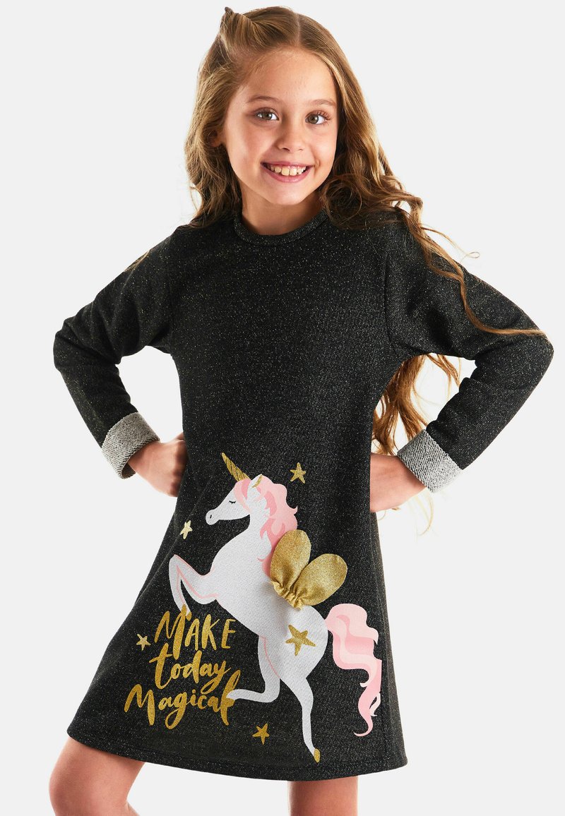 Schwarzes glitzerndes Kleid mit langen Ärmeln, silbernen Manschetten, das ein Einhorn-Motiv in Rosa und Weiß mit goldenen Akzenten und dem Text 'Mach heute magisch.' zeigt.