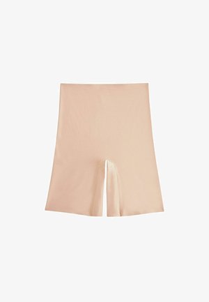Sorts beige jusqu'au genou avec une texture lisse, fabriqués à partir d'un tissu extensible. Présentent une fente à l'avant et des coutures propres et soignées.