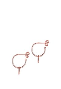 Par de pequeños pendientes de aro en oro rosa con un colgante ovalado en un fondo blanco.