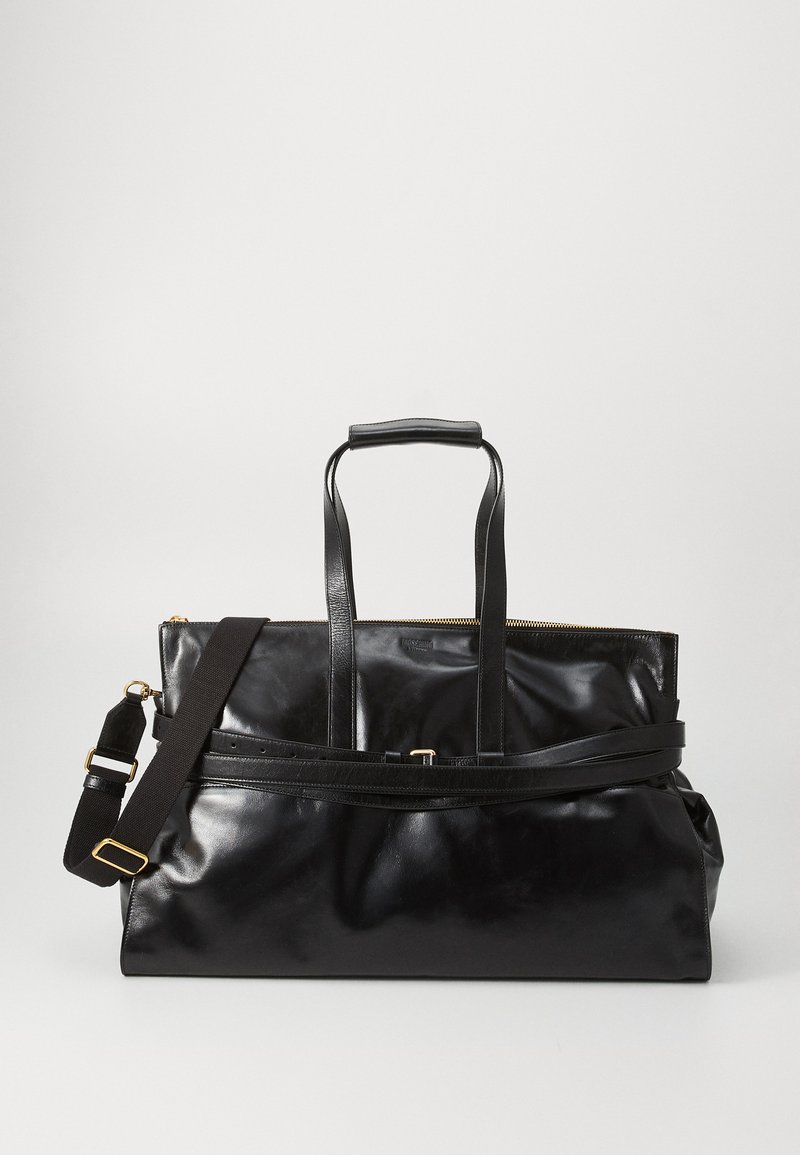 Fekete bőr táska két felső fogantyúval, levehető vállpánttal és cipzáras záródással. Simább textúra és minimalista dizájn.