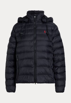 Chaqueta acolchada negra con cremallera frontal, capucha con cordones, bolsillos laterales con cremallera y pequeño logo rojo en el pecho.