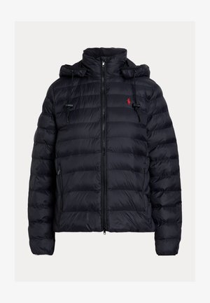 Chaqueta acolchada negra con cremallera frontal, capucha con cordones, bolsillos laterales con cremallera y pequeño logo rojo en el pecho.