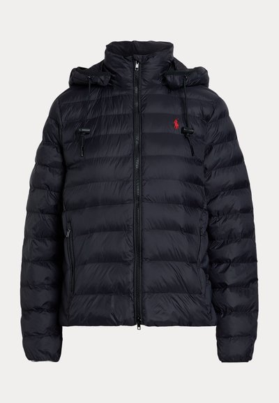 Černá prošívaná péřová bunda se zipem vpředu, kapucí se stahovacími šňůrkami, zipovými bočními kapsami a malým červeným logem na hrudi.