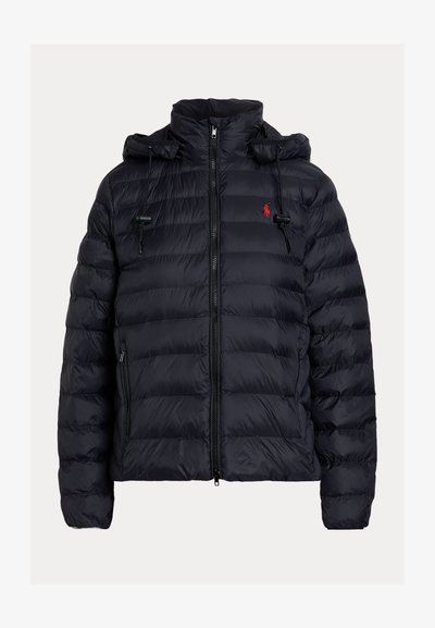 Černá prošívaná péřová bunda se zipem vpředu, kapucí se stahovacími šňůrkami, zipovými bočními kapsami a malým červeným logem na hrudi.