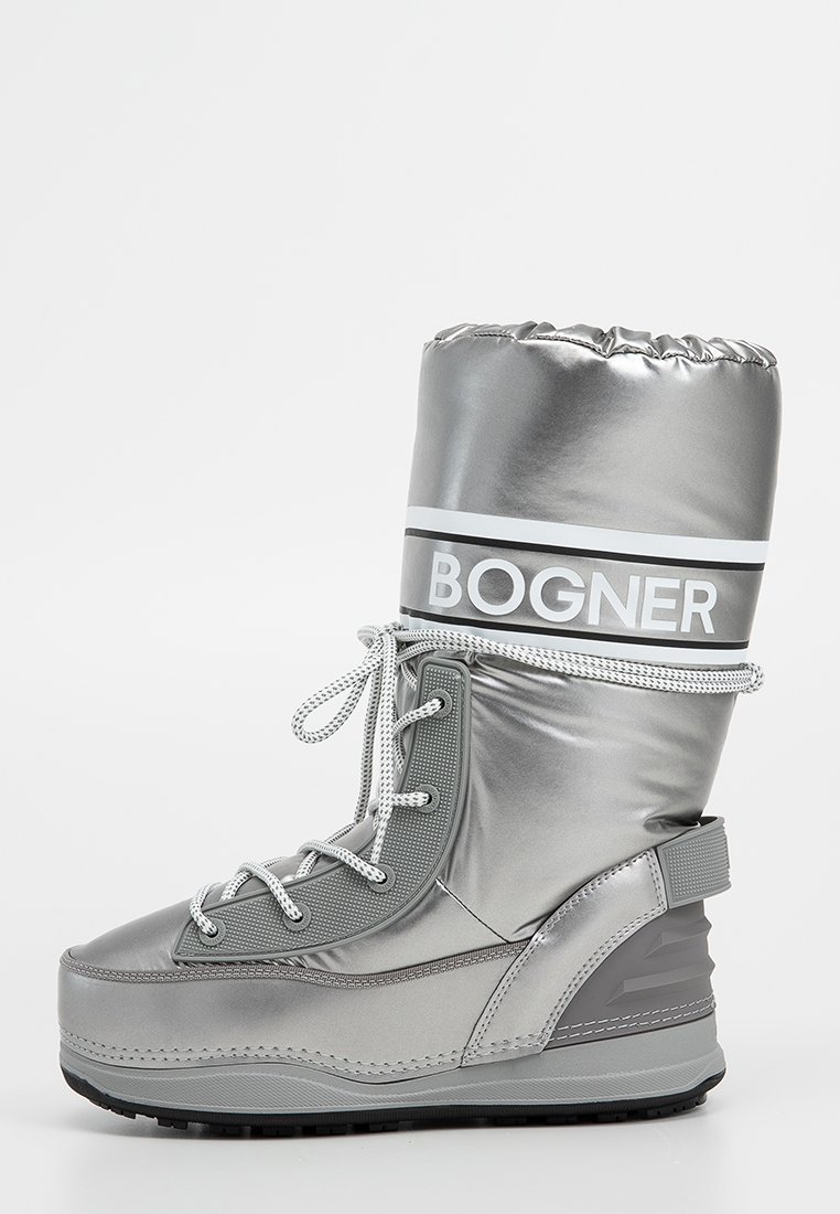 Silberner isolierter Stiefel mit einer glänzenden, wasserfesten Oberseite, elastischem Bund und kontrastierendem weißen Logo-Band. Verfügt über Schnürsenkel und strukturierte seitliche Akzente.