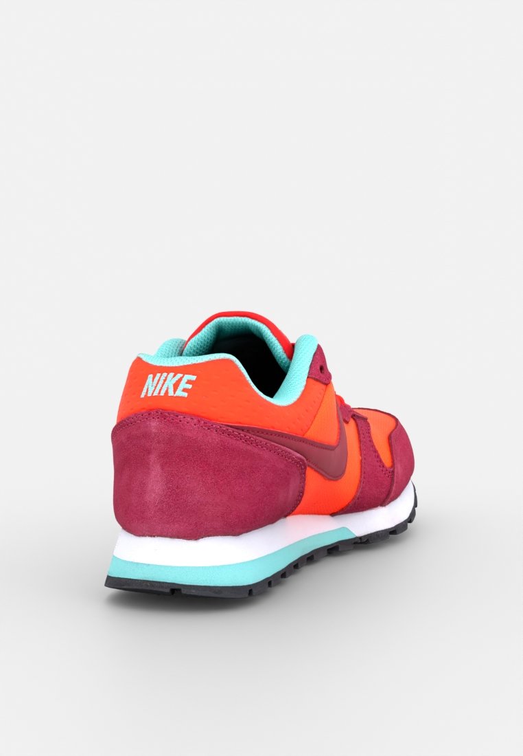 Zapatillas rojas y naranjas con talón de ante burdeos, detalles en turquesa y suela negra. Presenta un collar acolchado y la marca Nike en el talón.