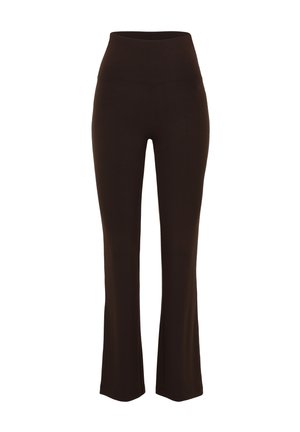 Pantalones de tiro alto, acampanados y elásticos de color marrón oscuro con una cintura lisa, exhibidos sobre un fondo blanco.