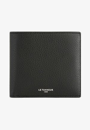 Portafoglio in pelle nera con texture a grana, con bordi arrotondati e un logo bianco discreto al centro in basso. Design compatto e rettangolare.