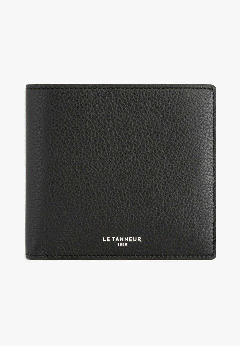 Portafoglio in pelle nera con texture a grana, con bordi arrotondati e un logo bianco discreto al centro in basso. Design compatto e rettangolare.