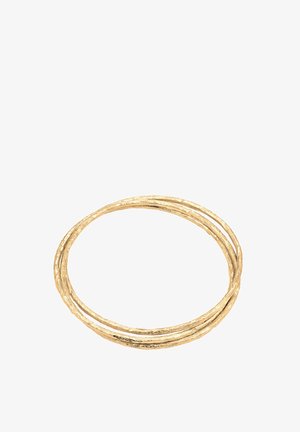 Goldfarbene Armreife mit drei verflochtenen, strukturierten Strängen mit einer gehämmerten Oberfläche, die ein geschichtetes, organisches Aussehen erzeugen.