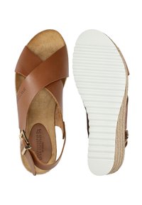 Bruine leren sandalen met kruisbanden, kurken binnenzool, witte rubberen zool en een gouden gespdetail bij de enkel. Geprofileerde buitenzool voor grip.