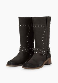 Stivali alti neri in suede con accenti in metallo argentato, punta tonda, cinturini laterali e tacco basso in legno. Dettagli di superficie testurizzata.