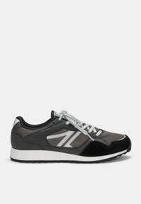Grauer Sportschuh mit Mesh- und Wildlederpaneelen, weißen Akzenten und einem strukturierten Sohlenprofil. Verfügt über Schnürverschluss und gepolsterten Kragen.